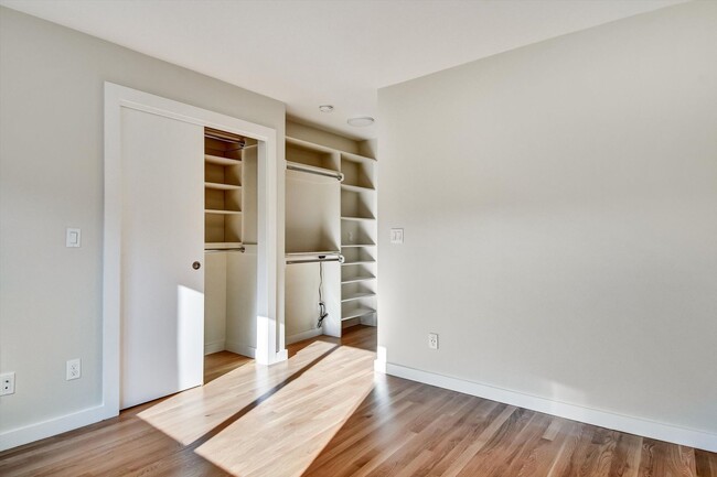 Building Photo - Spacious and Tastefully Remodeled Upper Flat