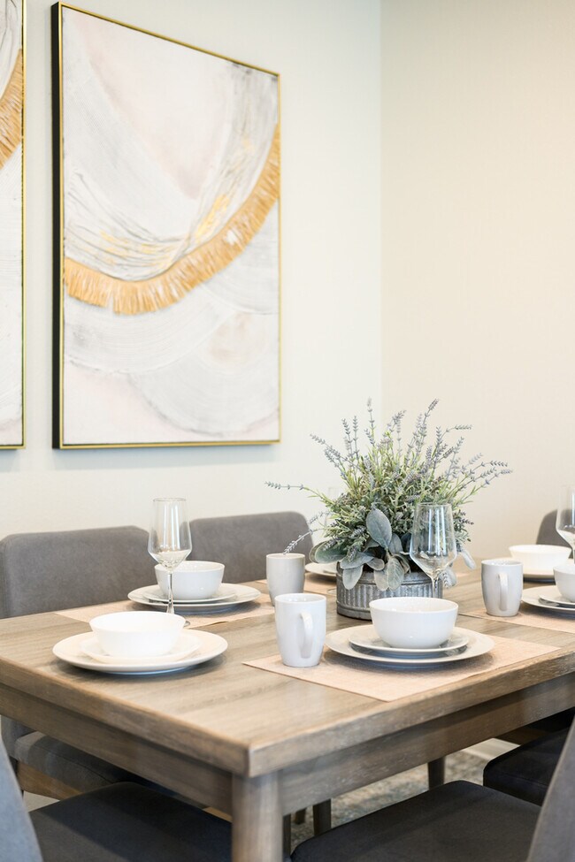 Building Photo - Fully Furnished with appliances Ontario Townhouse