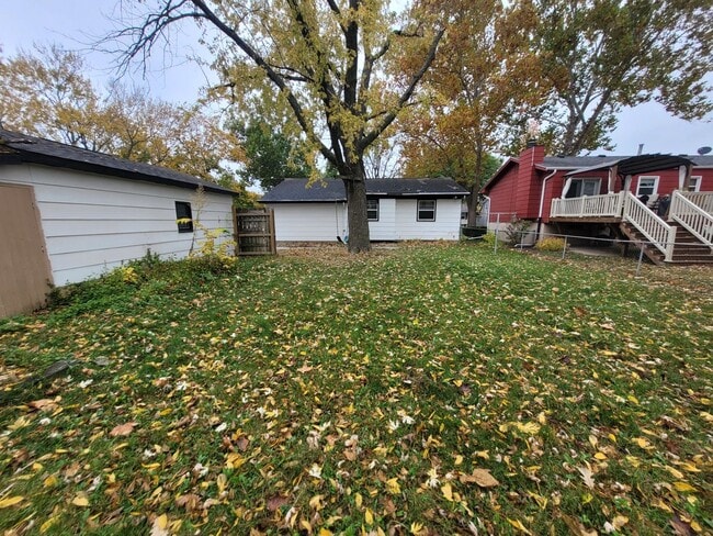 Building Photo - 3 Bedroom, 1.5 Bathroom home with detached garage