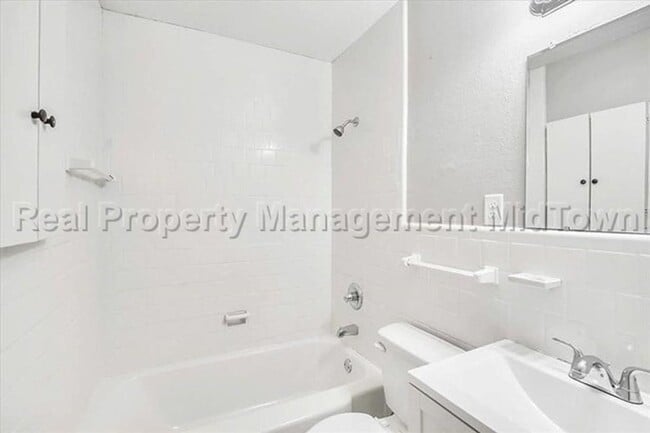 Building Photo - 6400 Greenway Rd