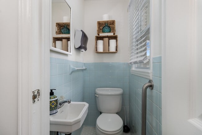 Building Photo - 205 Sunset Dr