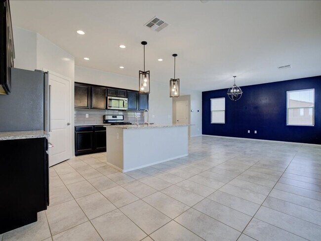 Building Photo - 3 Bedroom 2.5 Bathroom