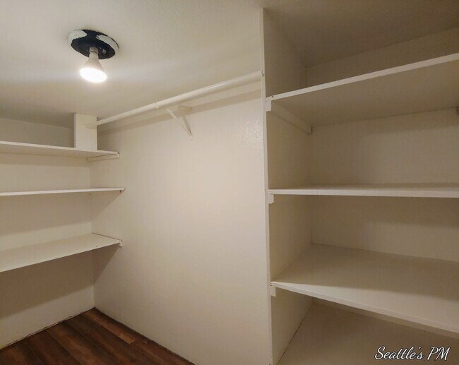 Building Photo - "Spacious 3-Bed Oasis with 2 Full Baths in Prime Seattle Location – 1800 Sq Ft of Comfort!"