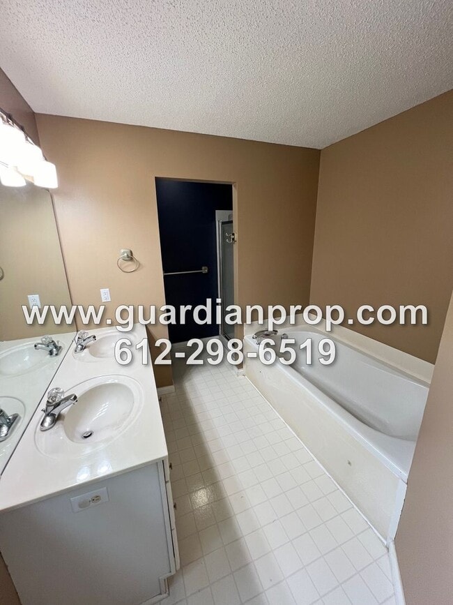Building Photo - Woodbury House Available July 1, Gleaming Hardwood Floors, Fireplace, Lower Family Room, Fenced Yard