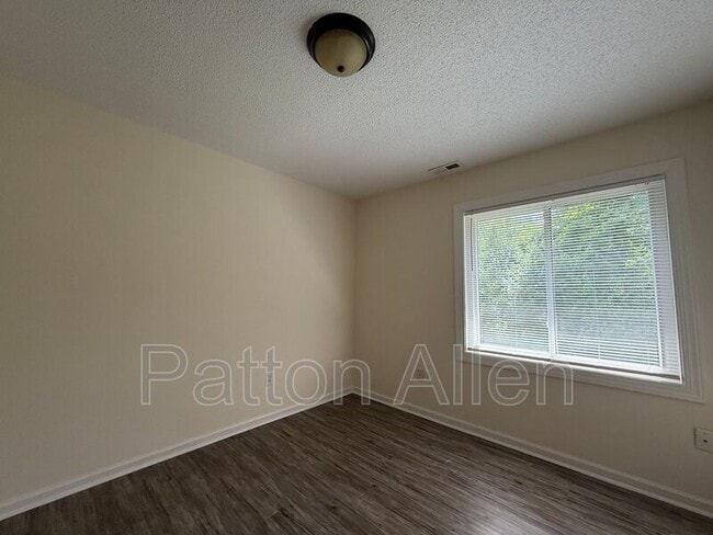 Building Photo - 20 Dawnwood Cir