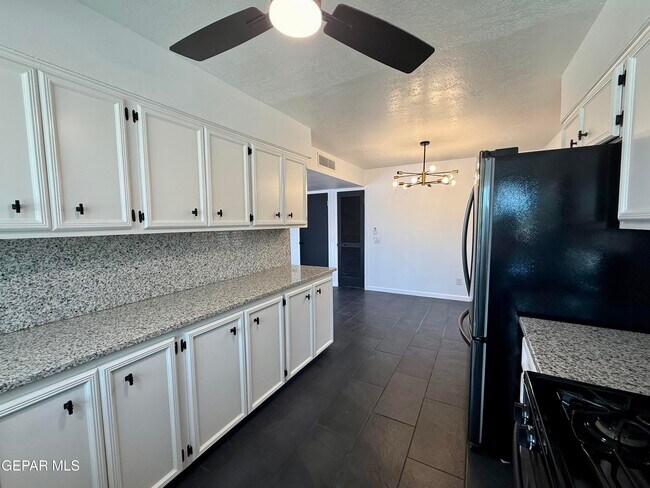 Building Photo - 1649 Lomaland Dr