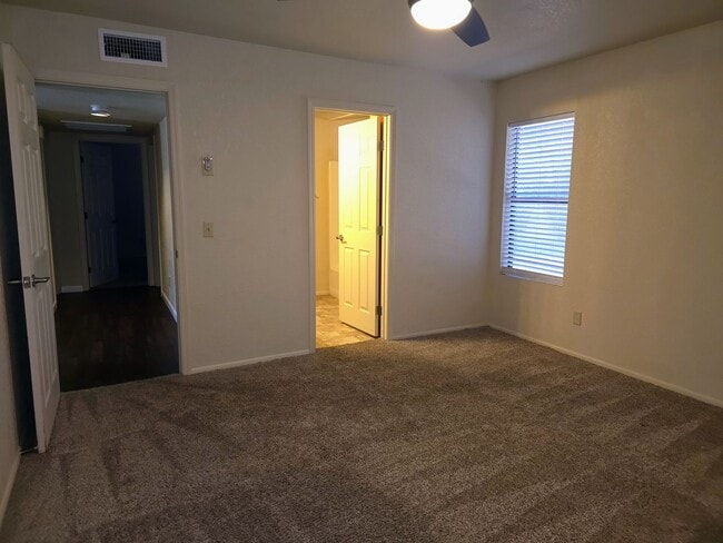 Building Photo - HOUSE - VILLAGE OF OAK CREEK