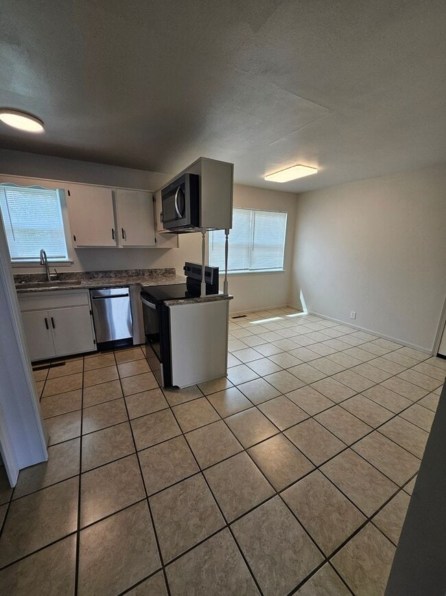 Building Photo - 3 bed, 1.5 bath in a great location! Fenced in yard!