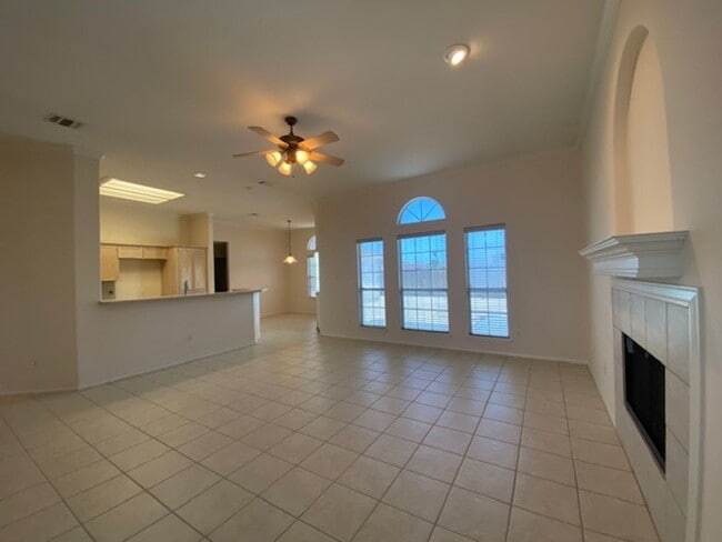 Building Photo - AFFORDABLE ISLAND LIVING!