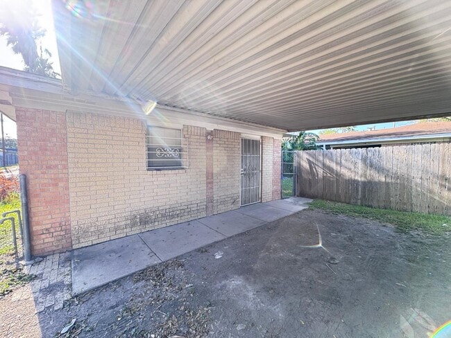 Building Photo - 812 W Walnut Ave