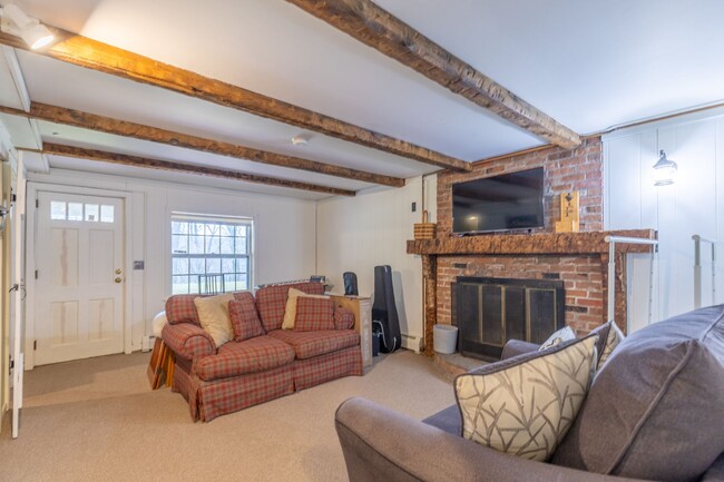 Building Photo - Bright and Beautiful 4 Bedroom Colonial