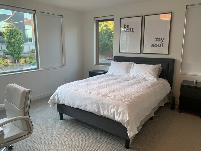 Building Photo - Capital Hill Row House ! 3 bed, 3 bath 194...