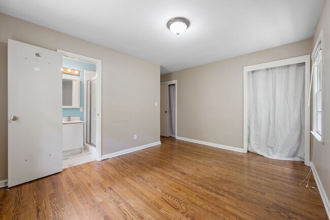 Building Photo - Chapel Hill 3 Bed 2 Bath Ranch - Available...