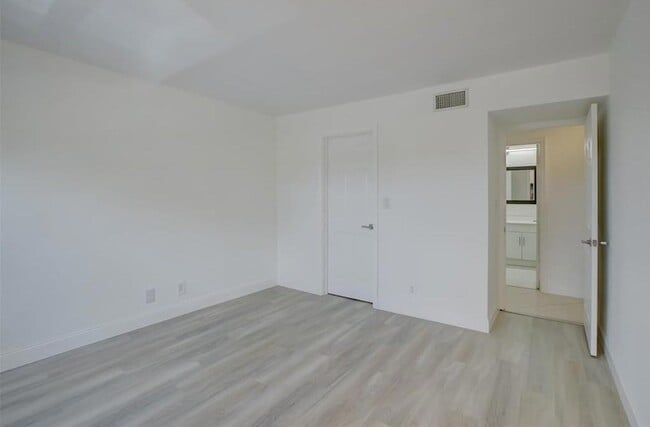 Building Photo - 3040 NE 16th Ave