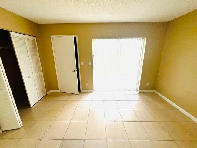 Building Photo - 1605 Meadows Cir