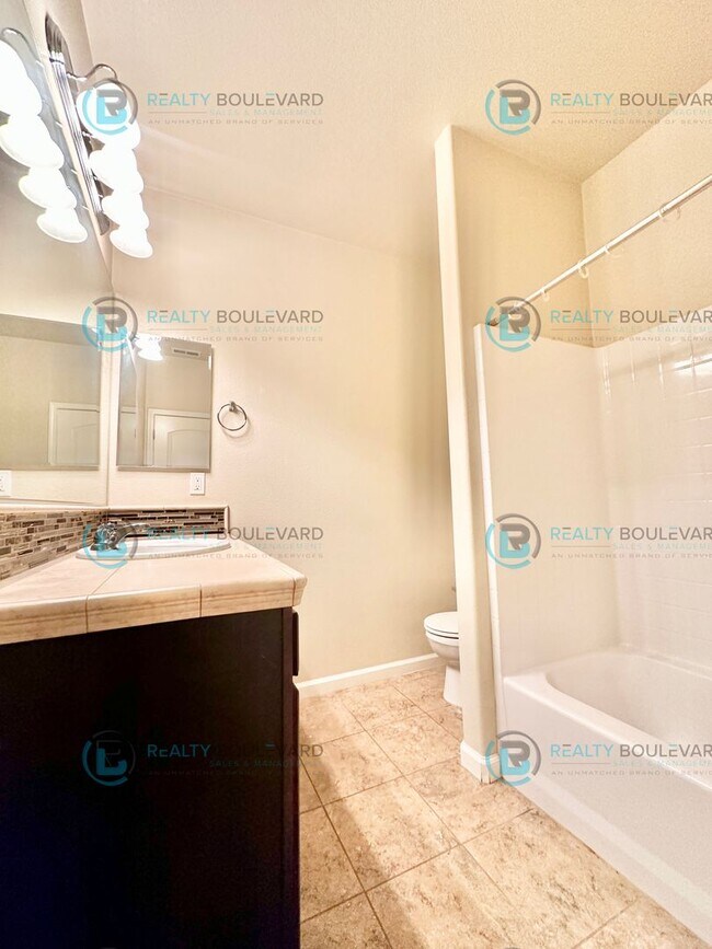 Building Photo - 3 Bedroom 2 Bathroom with Garage covered patio and beautiful yard!