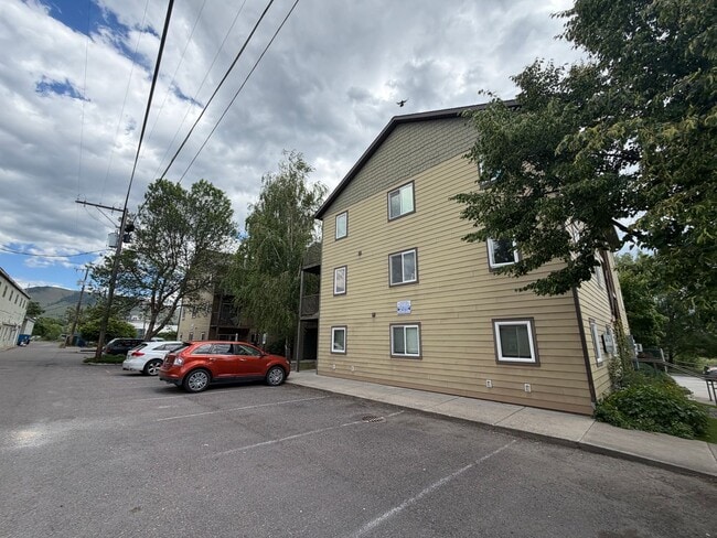 Building Photo - 530 Burton St