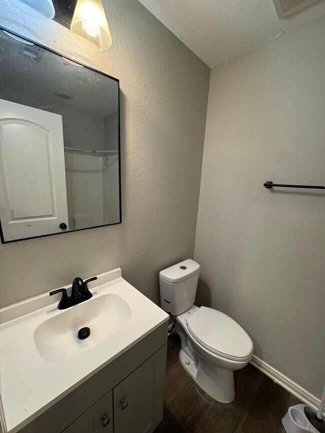 Building Photo - Updated Private Duplex