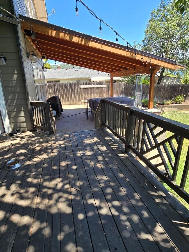 Building Photo - 3 bed 2.5 bath  Home for Rent in Grants Pass