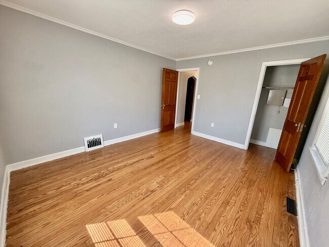 Building Photo - Adorable & Completely Remodeled 2 bedroom - Live Security Deposit Free with Obligo