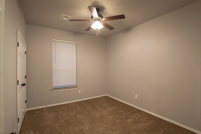 Building Photo - 3-Bed, 2-Bath Duplex with Waterway Views -...