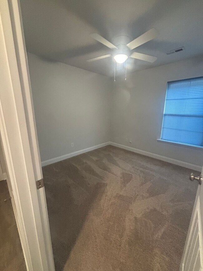 Building Photo - 135 BrookLawn Dr