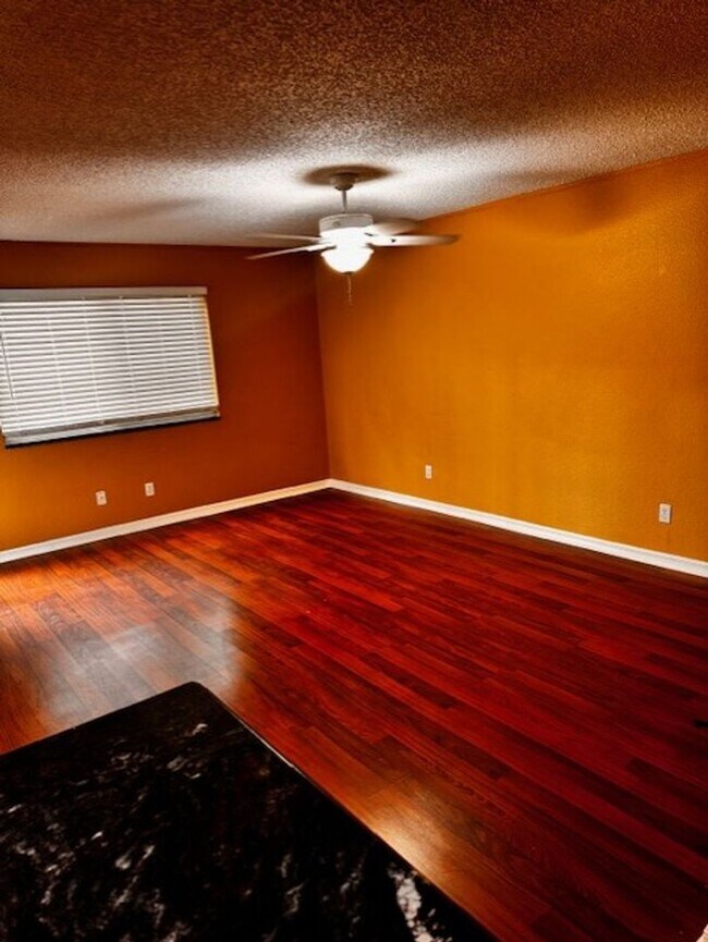 Building Photo - Luxury 3 bedroom 2 bathroom townhome avail...