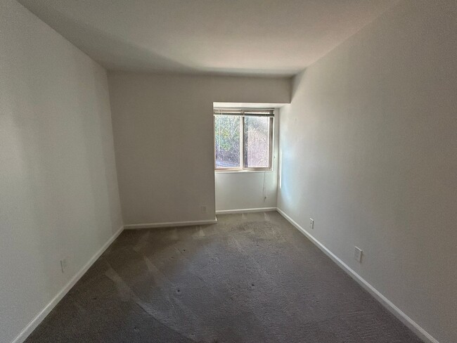 Building Photo - Move-In-Ready two-story townhome located o...