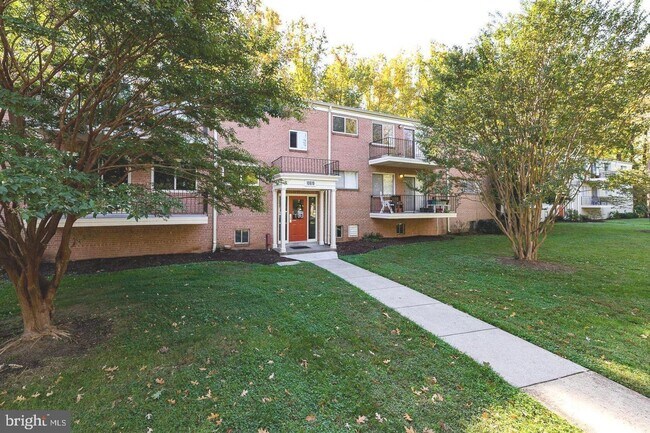 Primary Photo - 10619 Weymouth St