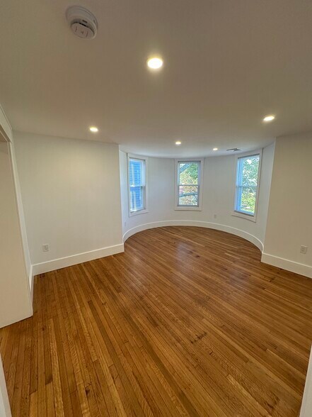 Building Photo - 452 Centre St