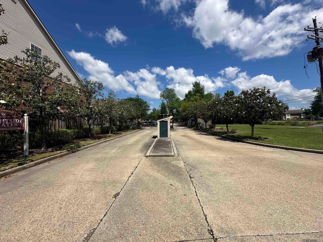 Building Photo - 900 Dean Lee Dr