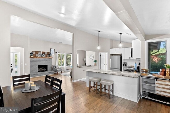 Building Photo - 862 Carrier Dr