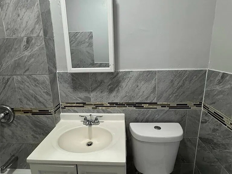 Building Photo - 416-418-418 Leslie St