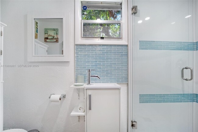 Building Photo - 212 SW 1st Ave