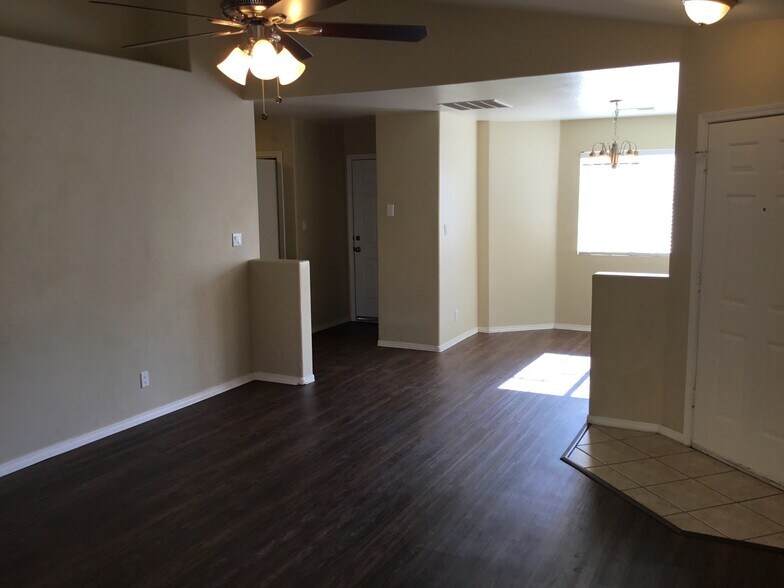 Building Photo - 10215 Calle Chulita NW