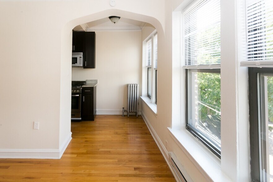Building Photo - 4644 N Paulina St