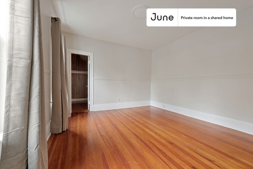 Building Photo - Private bedroom in 3 bed/1 bath Home