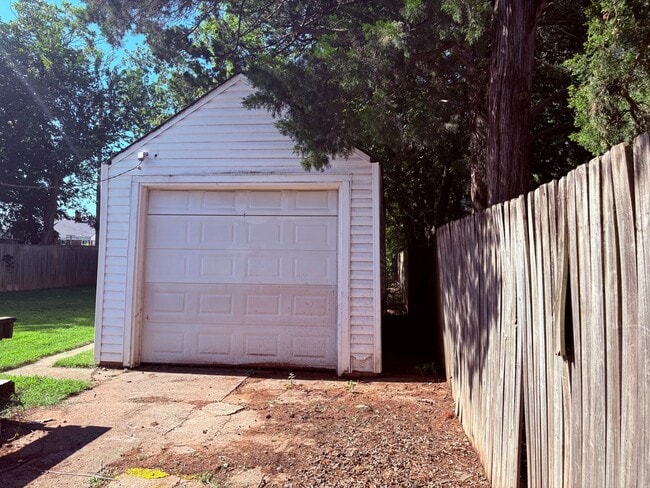 Building Photo - Charming two bedroom home in N.W. OKC