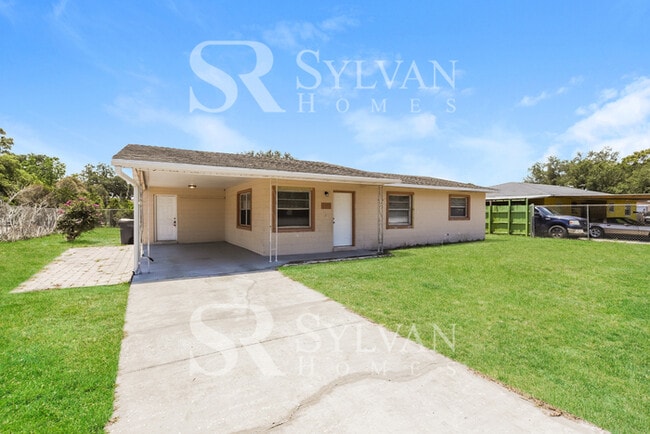 Building Photo - Welcome home to this 3 bedroom, 1 bathroom home