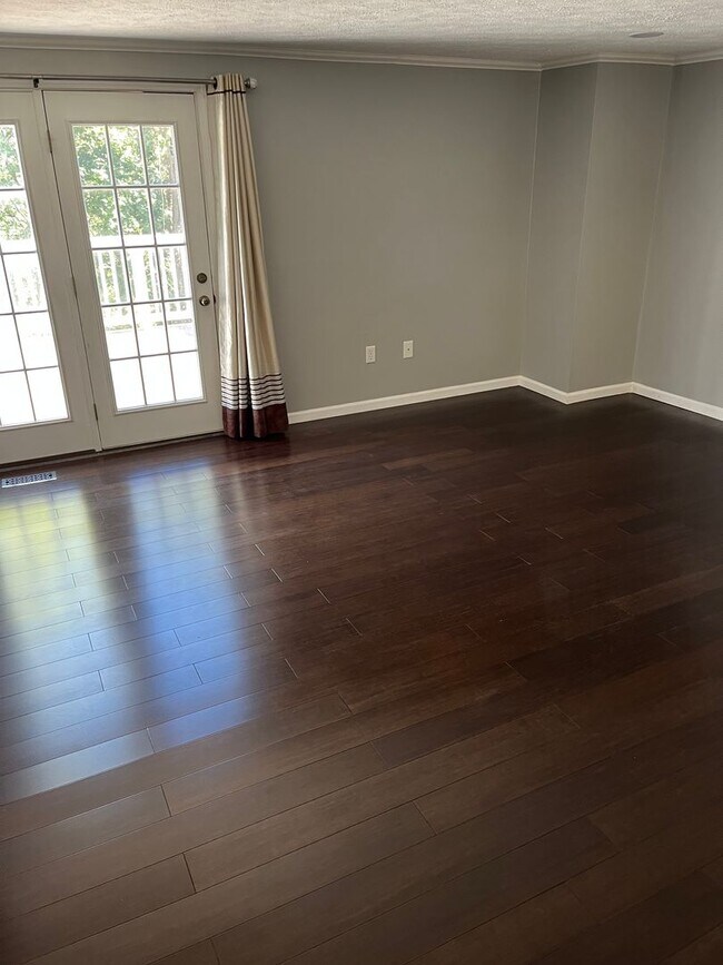 Building Photo - Beautiful 2 Bedrooms 2.5 Bathroom luxury 3 level Townhouse location in the Rockburn Commons Commu...