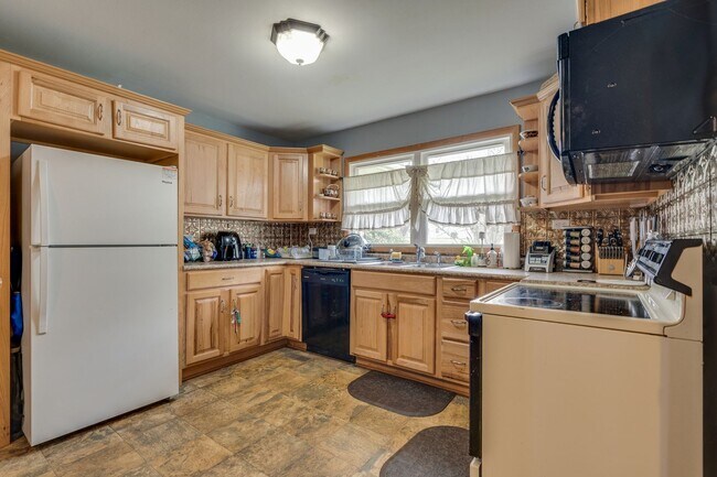 Building Photo - Charming Kingsport Home with Expansive Bas...
