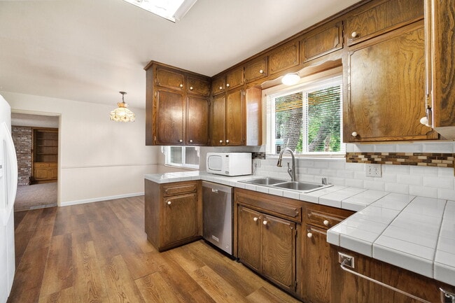 Building Photo - 1564 E Escalon Ave