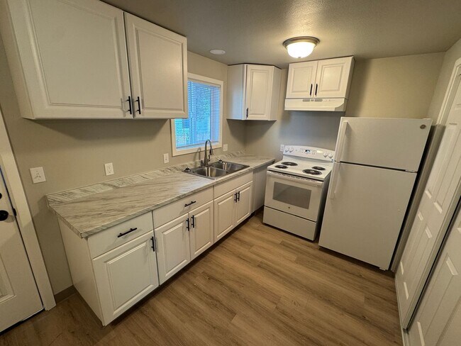 Building Photo - (248) 2 Bdrm / 1 Bath Town Home - Newly Remodeled