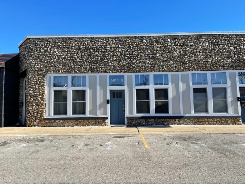 Building Photo - 719 S. Baker St.