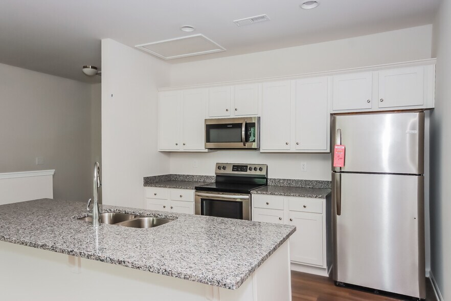 Building Photo - 196 Sharon School Rd