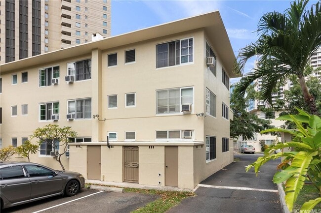 Building Photo - Available now! 1BD/1BA/1PKG at Hawaiiana Gardens in Waikiki.