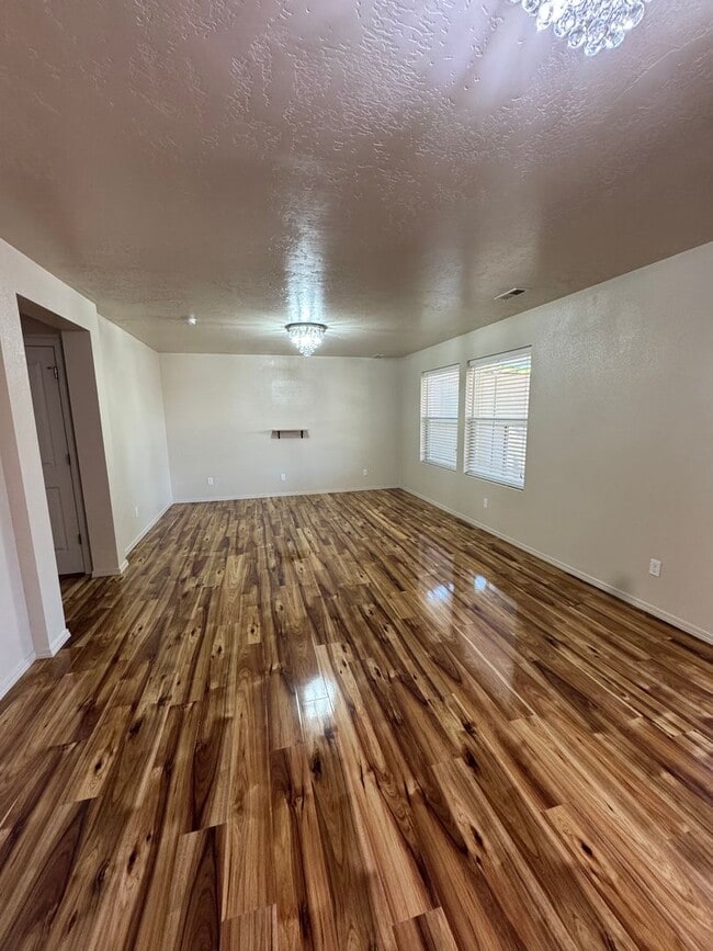 Building Photo - Beautiful 4 Bedroom, 2.5 Bathroom Home