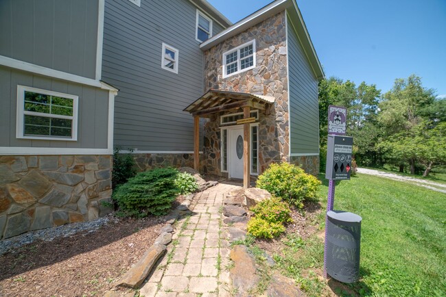 Building Photo - 440 Aurora Ln