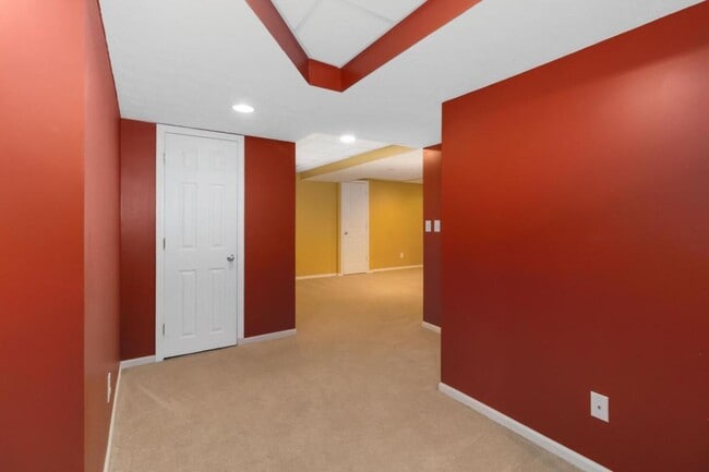 Building Photo - 5825 Crescent Ridge Dr