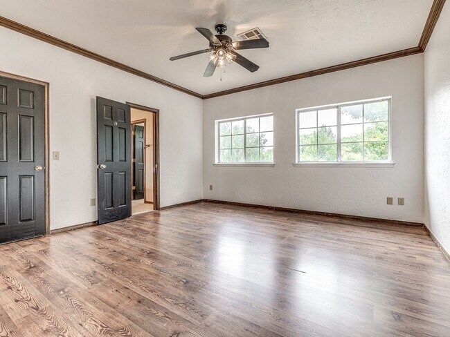 Building Photo - Spacious Home + East Edmond + 4 bedrooms + Fox Lake